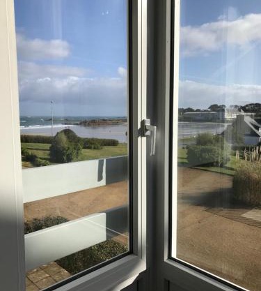 Studio piscine et vue mer