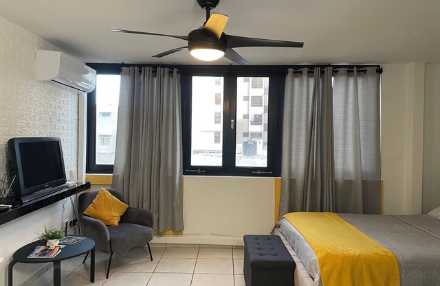 Studio: Pool, Parking, Wi-fi, Steps to the Beach!