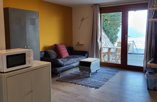 Studio Rénové Avec Cuisine et sdd Attenante