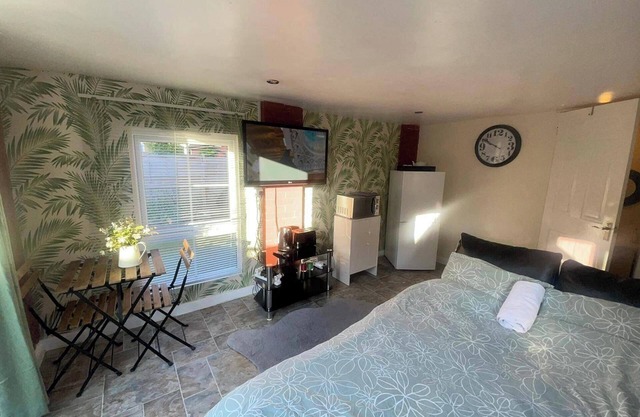 Studio-Sleeps 2 free parking-garden-near shops