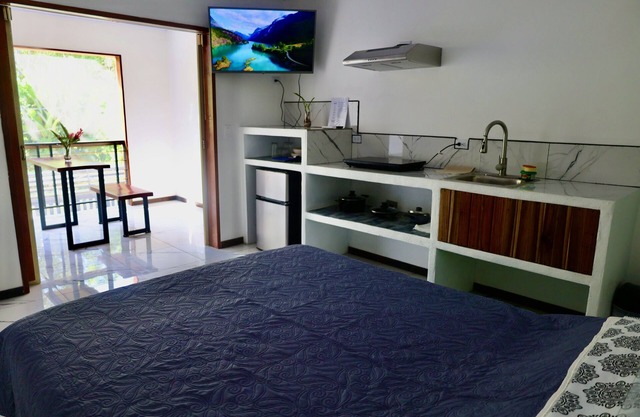 Studio Suite #7 AC, TV, Kitchen/bath/balcony