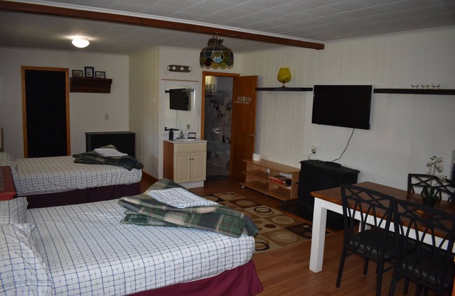 Studio Suite with 2 beds - Located at the Heart of Promised Land State Park