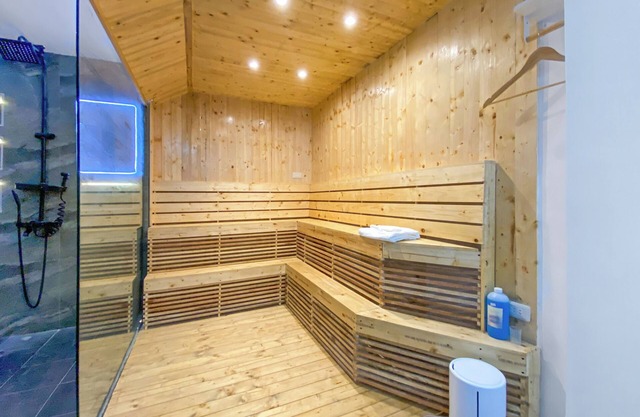 Studio w/Bathtub & Sauna Bench 2hrs