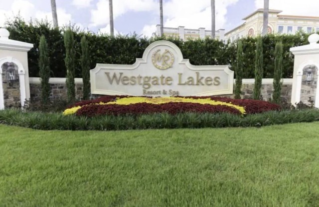 Studio with king-size bed + queen sleeper in a luxury resort near attractions.