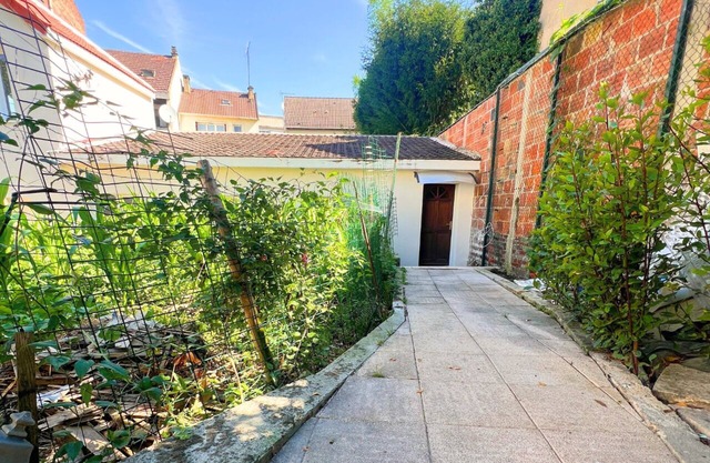 Studio with kitchen 15min by train from Paris.