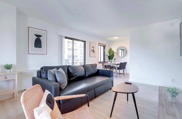 Studio with Park Views in Lively Clarendon!