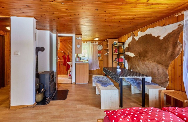 Stunning private villa for 4 guests with WIFI, pool, TV, patio and pets allowed
