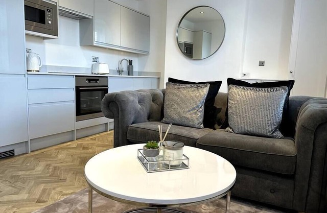 Stunning 2 Bed Duplex Apartment in City Centre