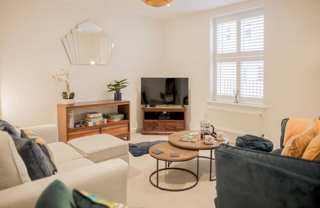 Stunning 2 Bed with Private Patio and Free Parking