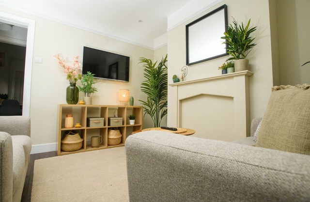 Stunning 2 Bedroom Home | Free Parking & Wi-Fi