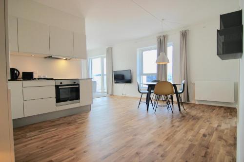 Stunning 2-BR apartment with balconies and beautiful views - 169
