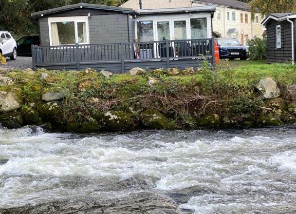 Stunning 3 Bed Riverside Cabin in Snowdonia