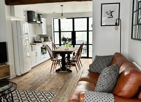 Stunning 3 bedroom & 2 bathroom cottage with patio