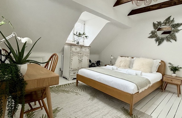 Stunning 3 bedroom & 2 bathroom cottage with patio