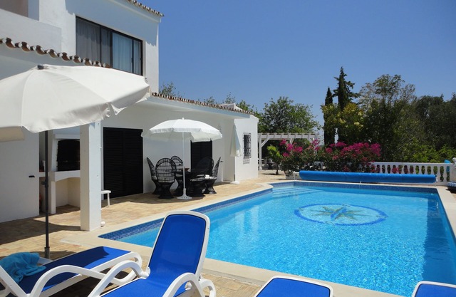Stunning 4 bed villa with own pool, and views, on a hill near Faro, sleeps 8+1