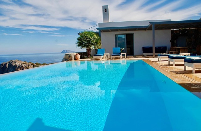 Stunning 4 bedroom villa + guest suite, private estate, breathtaking views