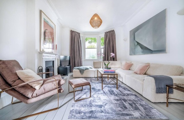 Stunning 5BD with private garden & parking access