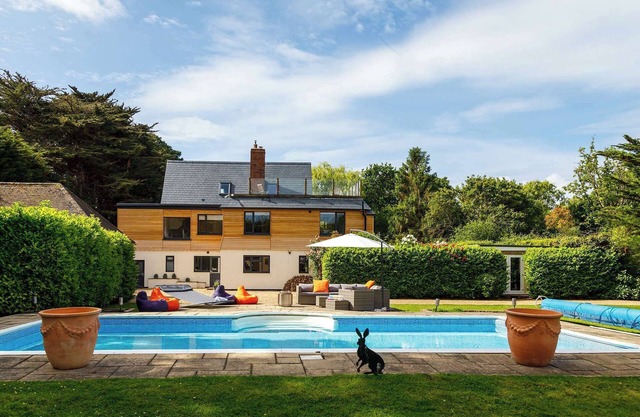 Stunning 5BR Home with Pool - 5 min to Beach