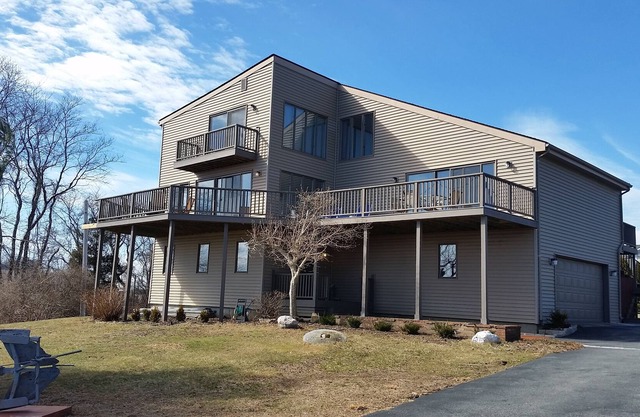 Stunning 6 bedroom contemporary with a georgous view of Block Island Sound