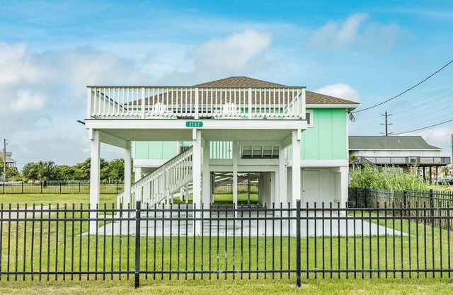 Stunning and sunny home with viewing deck, large enclosed yard, & washer/dryer