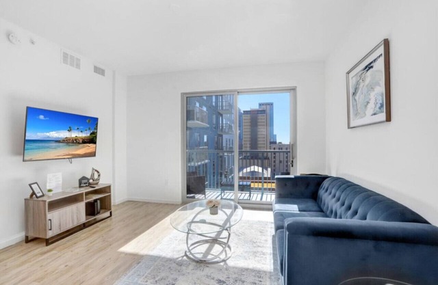 Stunning Apt with skyline views high rise