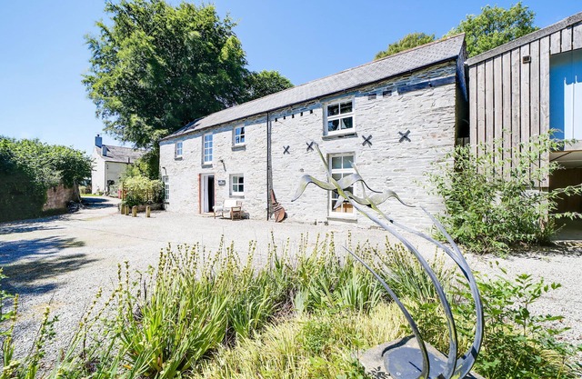 Stunning barn in an idyllic hamlet, sleeps 6 + dogs