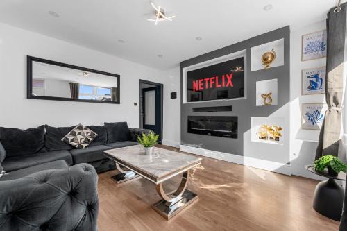 Stunning Bolton Abode - Sleeps 6 - Games Room & Free Parking