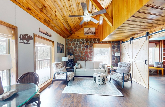 Stunning, custom-built mountain-top cabin with deck, wood stove, & streaming