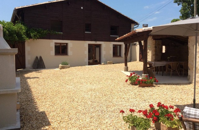 Stunning 4 ⭐️ gite, private pool fishing lake, Dordogne Bordeaux, Bergerac