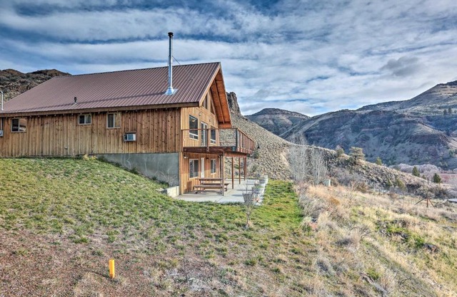 Stunning Hilltop Home by John Day Fossil Beds