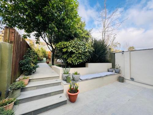 Stunning Home, Garden, Parking & Close Train Stations