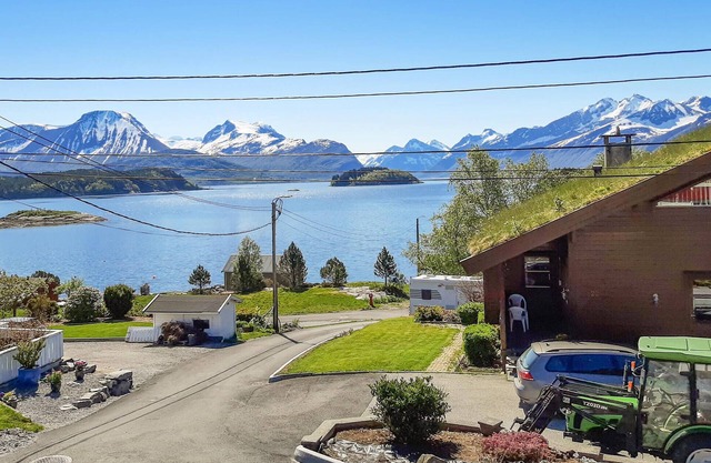 Stunning home in ålesund with kitchen