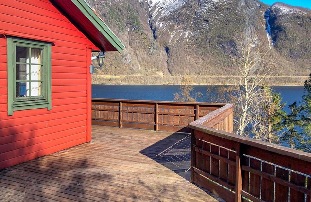 Stunning home in Lauvstad with house sea view