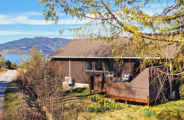 Stunning home in Skånevik with kitchen