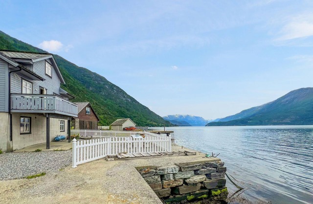 Stunning home in Vallavik with WiFi