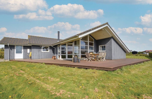 Stunning home in Vinderup with kitchen