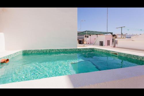 Stunning House With Rooftop and Pool by LovelyStay