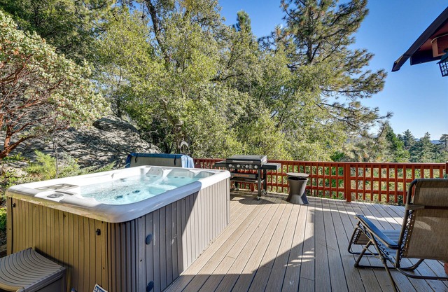 Stunning Idyllwild Home w/Private Hot Tub & Decks