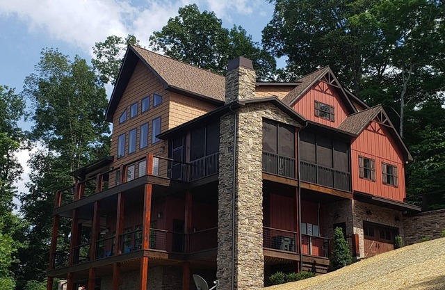 Stunning Lakehouse, 3 min. to Sunset Marina, 4,000 sq ft., sleeps 13