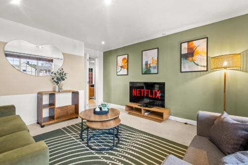 Stunning Large Modern House - 3 Car Driveway - En-suite Master Bedroom - PS4 & Table Football