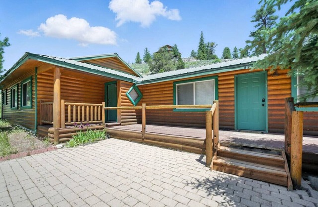 Stunning Log Cabin Close to Panguitch Lake