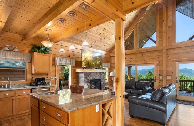 Stunning Log Cabin with Panoramic Mountain Views