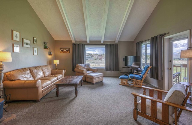 Stunning Mountain Views Pet Friendly One Level