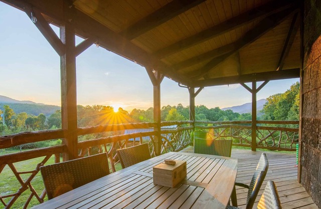 **Stunning Mtn Lodge, Over 10 Private acres, Pond, fishing, Fire-pit, hiking**