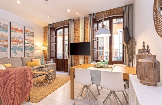 Stunning one-bedroom apartment near the Cathedral. Zacatin 101
