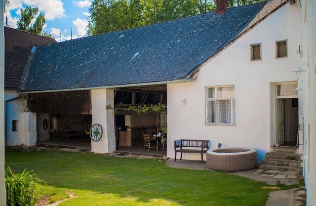 Stunning private villa for 22 guests with WIFI, hot tub, patio, pets allowed and parking