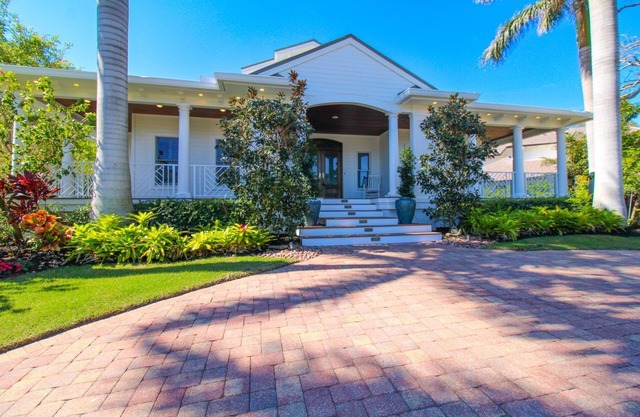 STUNNING POOL HOME 4BEDS/4.5BATHS AQUALANE SHORES FURNISHED & WATERFRONT RENTAL