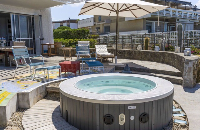 Stunning private villa for 8 guests with A/C, WIFI, hot tub, TV, terrace and pets allowed
