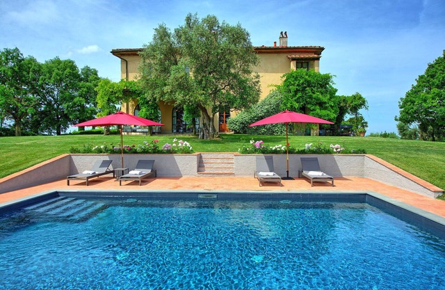 Stunning private villa for 12 people with private pool, A/C, WIFI, patio and panoramic view