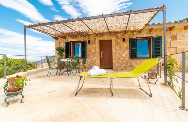 Stunning private villa for 2 guests with A/C, WIFI, TV and patio